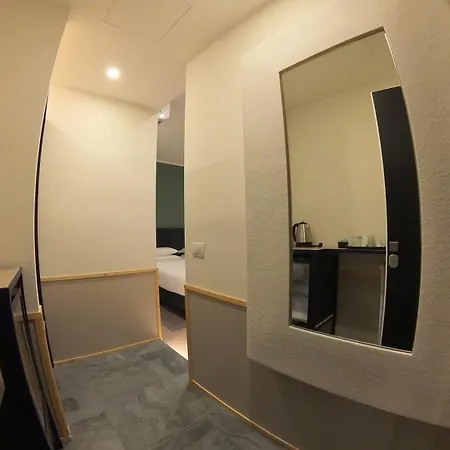 Romagnosi 20 4* روما