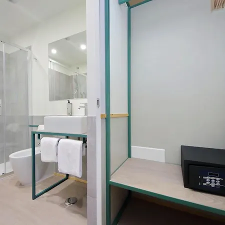 Romagnosi 20 4* روما